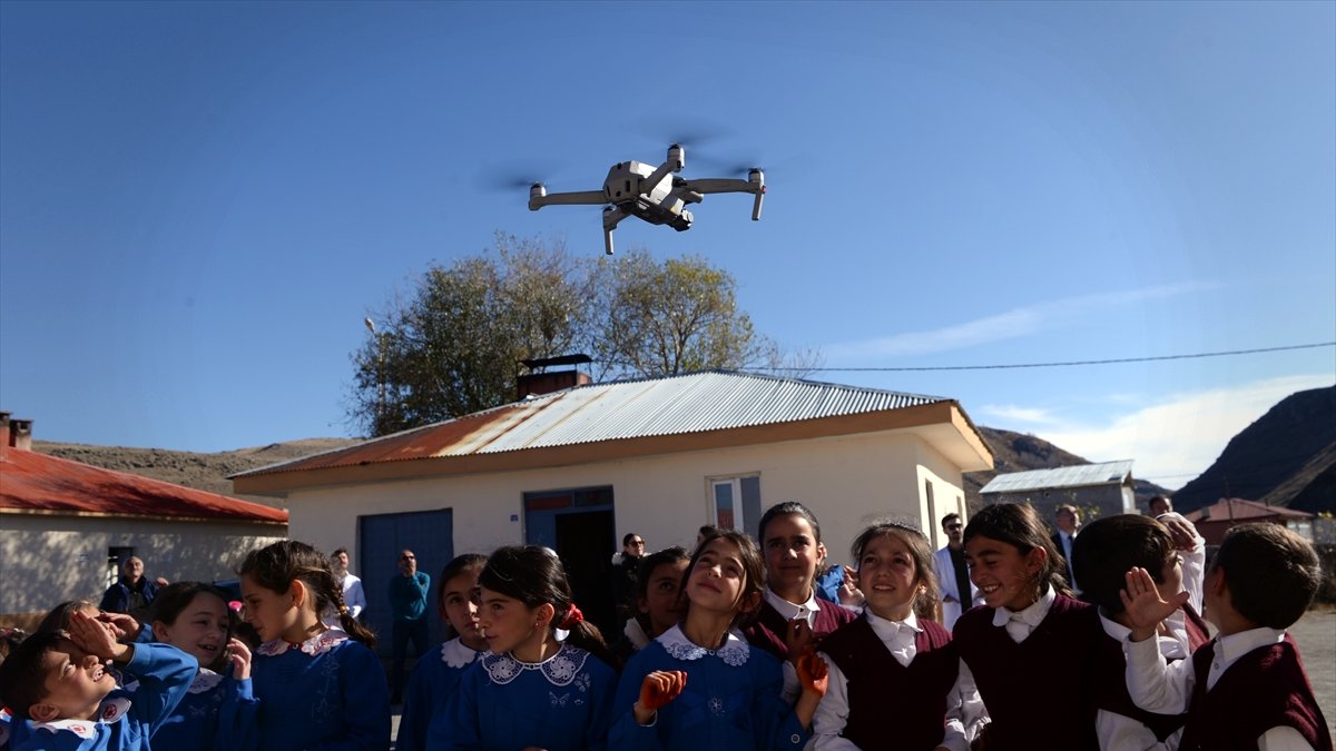 Ardahan'da köydeki öğrenciler ilk kez dron kullanmanın keyfini yaşadı