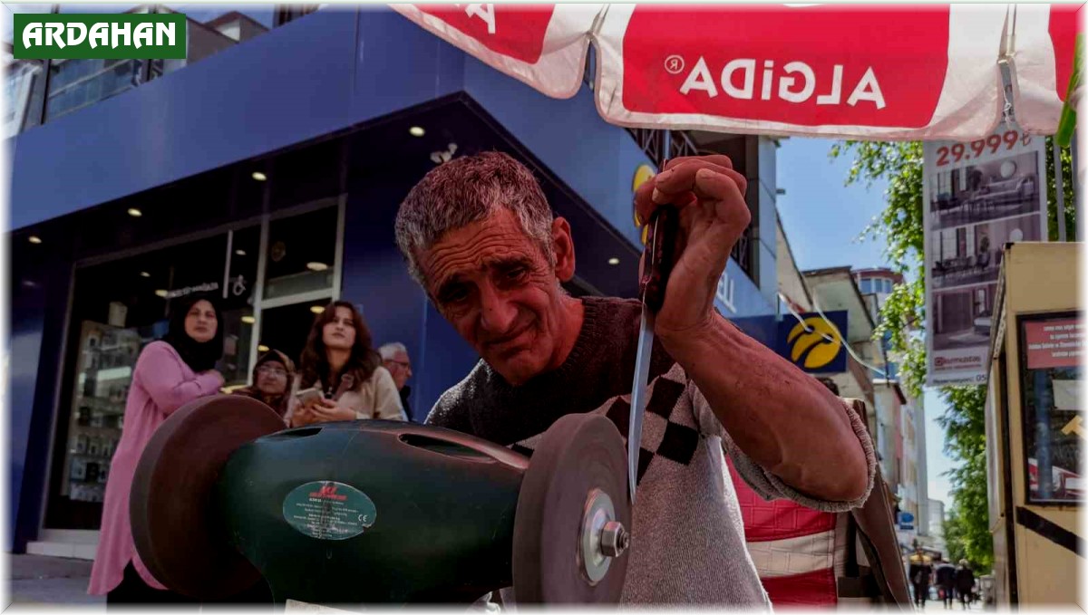 Ardahan'da Kurban Bayramı öncesi bıçak bileyicilerinin yoğun mesaisi