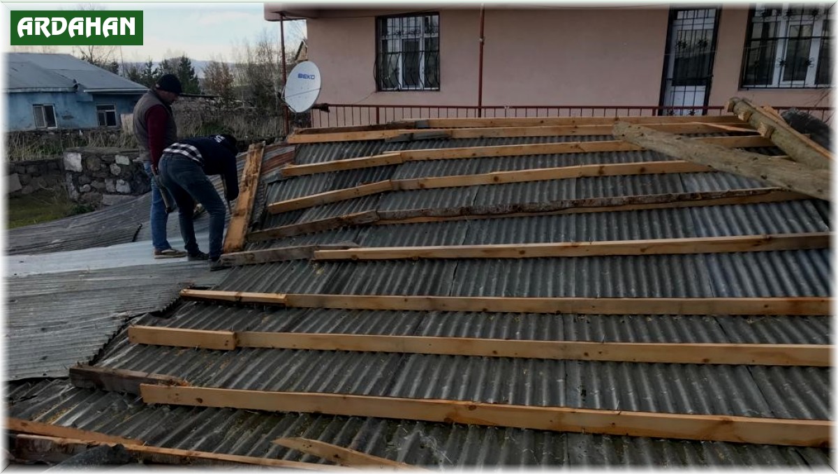 Ardahan'da kuvvetli rüzgâr çatıları uçurdu