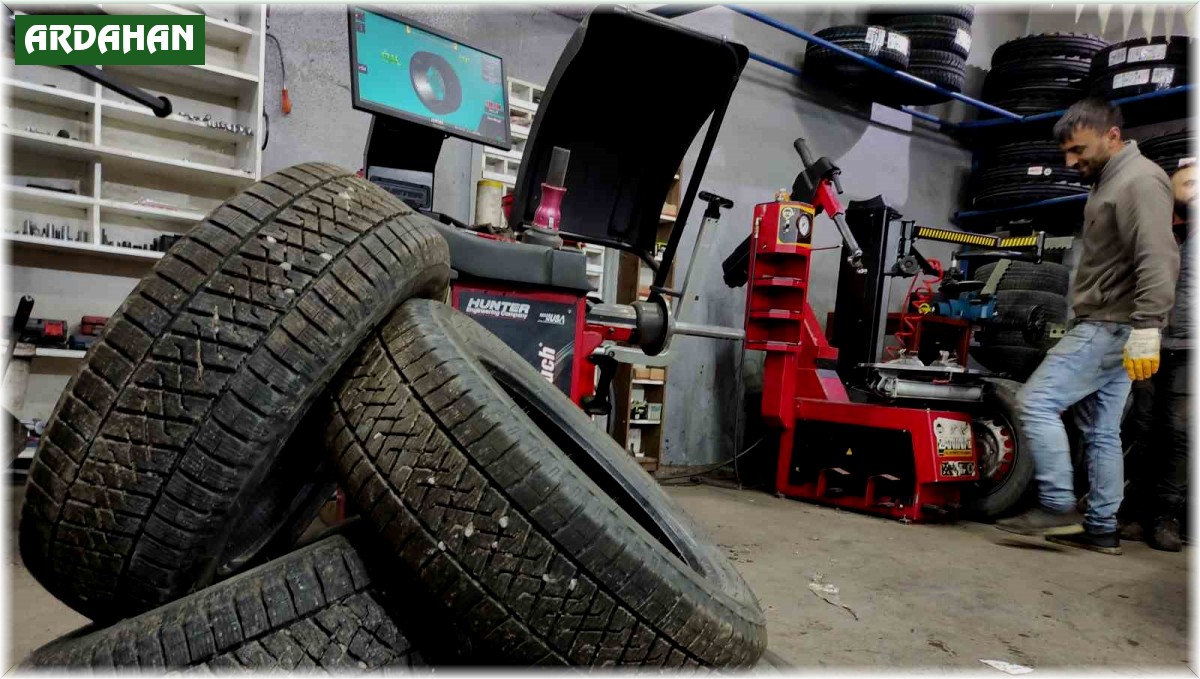 Ardahan'da lastikçilerin 'kış lastiği' mesaisi başladı