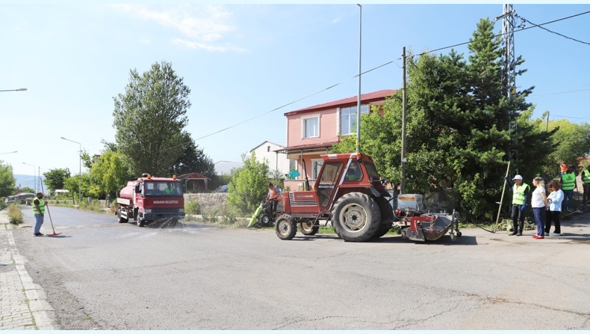 Ardahan'da mahallede temizlik ve bakım çalışması