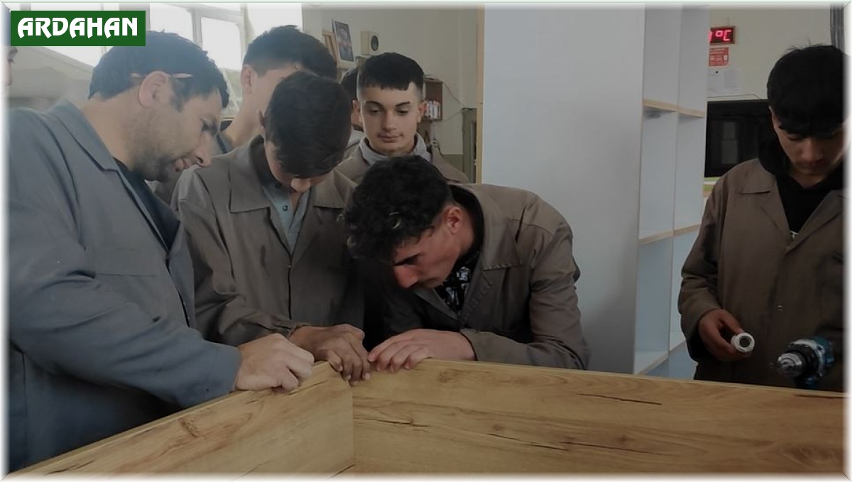 Ardahan'da meslek liseleri fabrika gibi çalışıyor