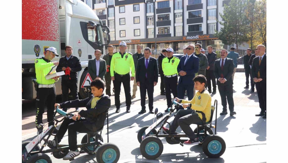 Ardahan'da Mobil Eğitim TIR'ında ilkokul öğrencilerine eğitim