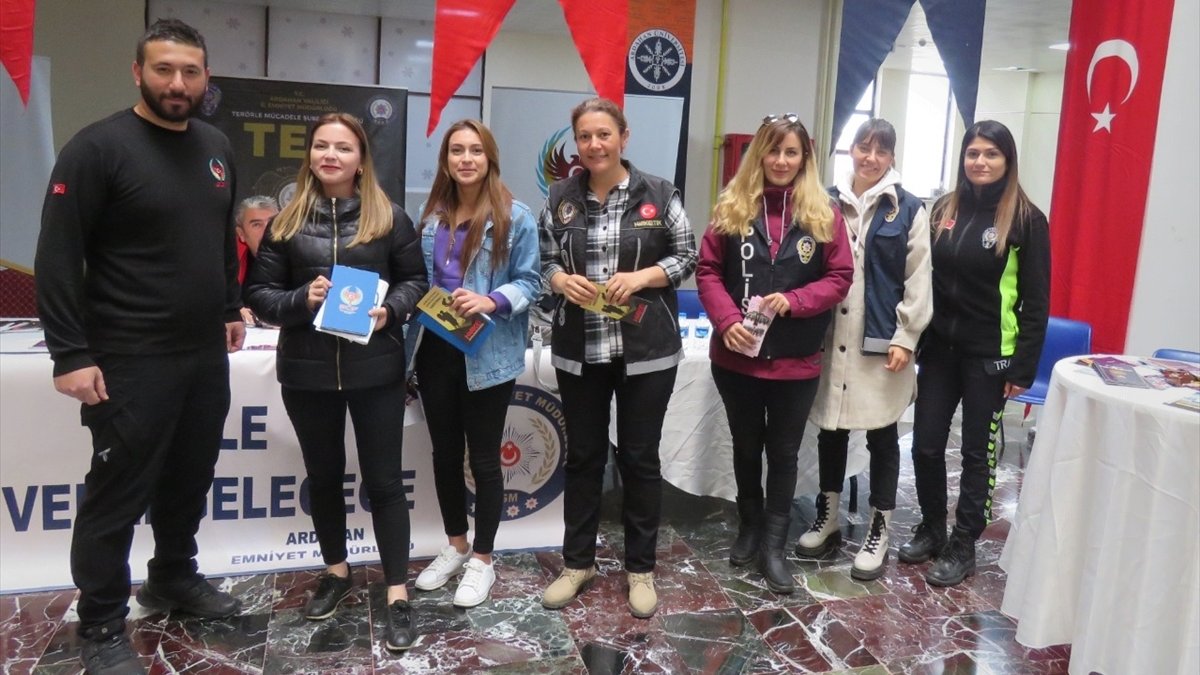 Ardahan'da polis, üniversite öğrencilerini "güvenlik" konusunda bilgilendirdi