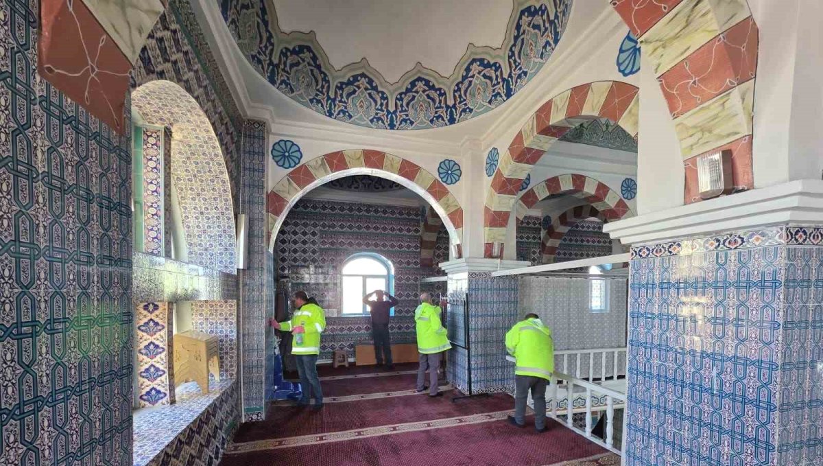 Ardahan'da Ramazan öncesi camilerde temizlik