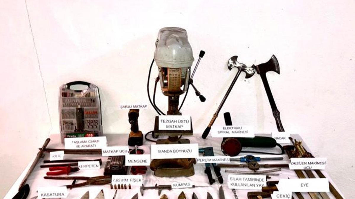 Ardahan'da ruhsatsız silah, av tüfeği ve kesici aletler ele geçirildi