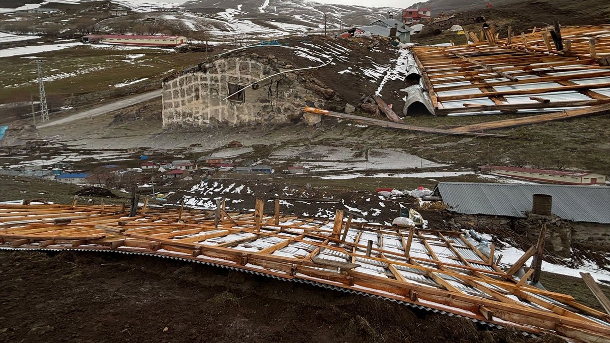 Ardahan'da rüzgar çatıları uçurdu, 3 bina hasar gördü