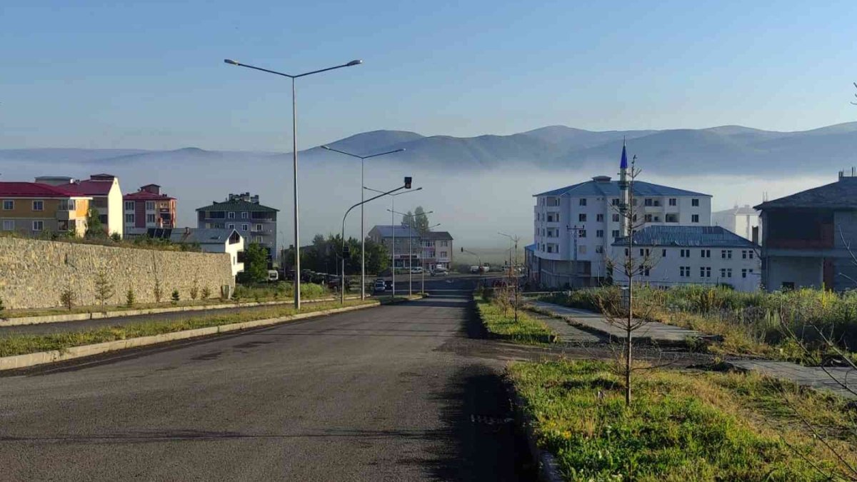 Ardahan'da sabah saatlerinde etkili olan yoğun sis görsel şölen sundu