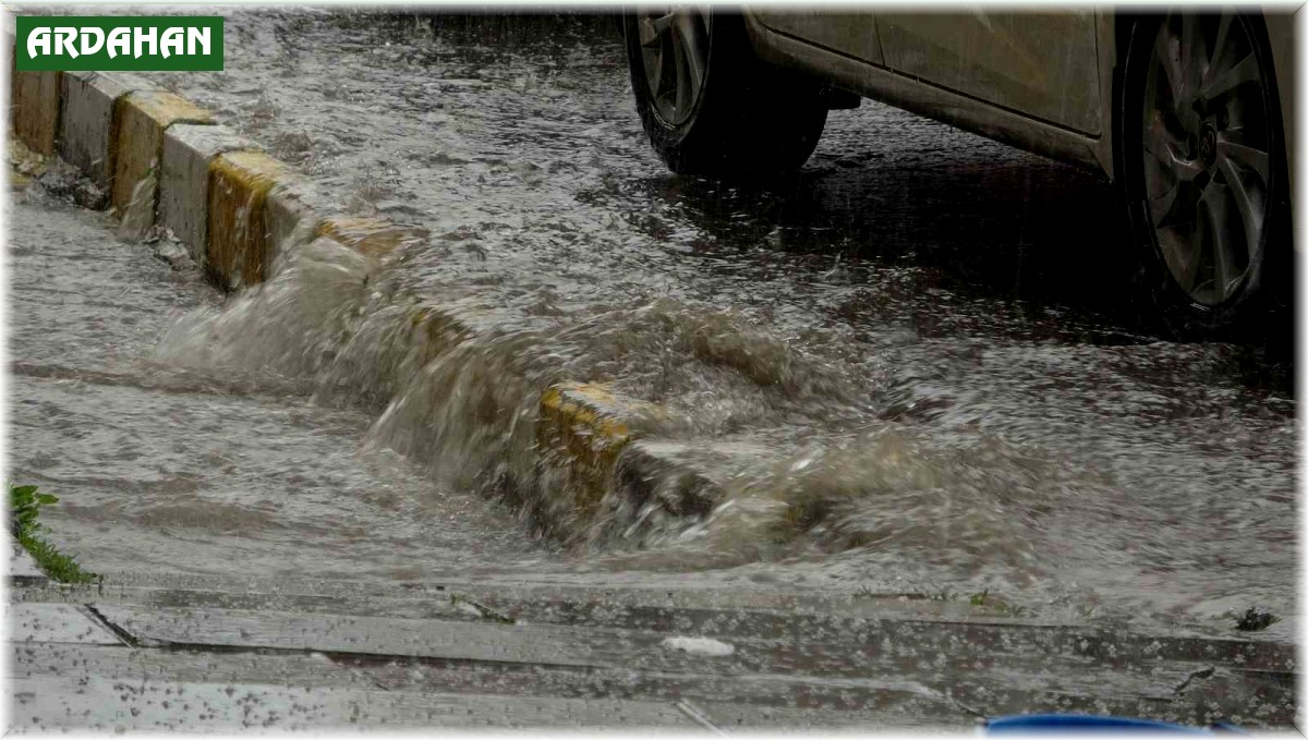 Ardahan'da sağanak ve dolu: Yollar göle döndü, araçlar zarar gördü