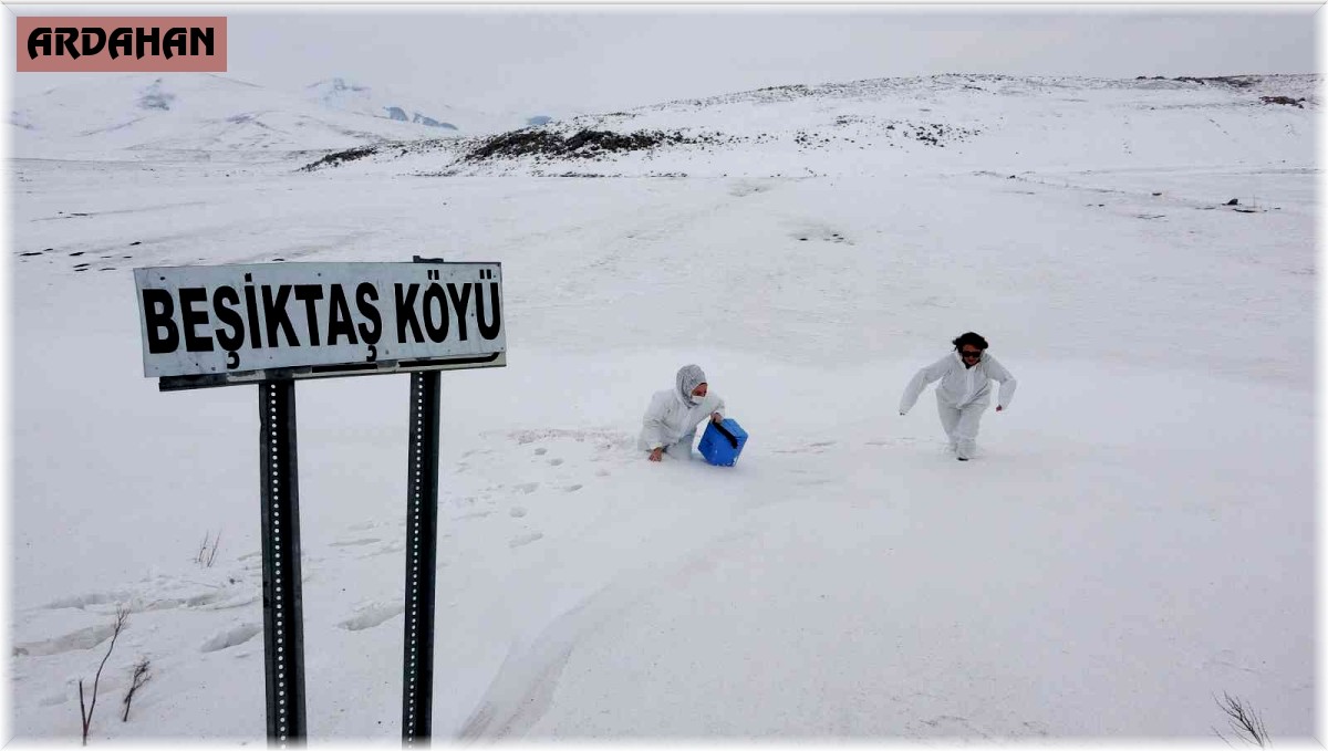 Ardahan'da sağlıkçılar kar, tipi ve fırtınaya rağmen köy köy gezip aşılama yapıyor