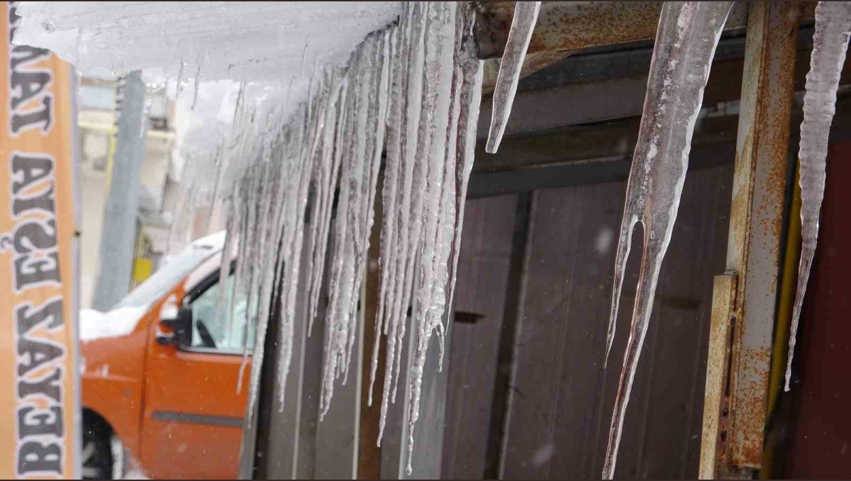 Ardahan'da soğukla birlikte çatılarda buz sarkıtları oluştu