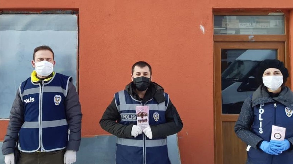 Ardahan'da stant açan polisten "kadına şiddet" bilgilendirmesi