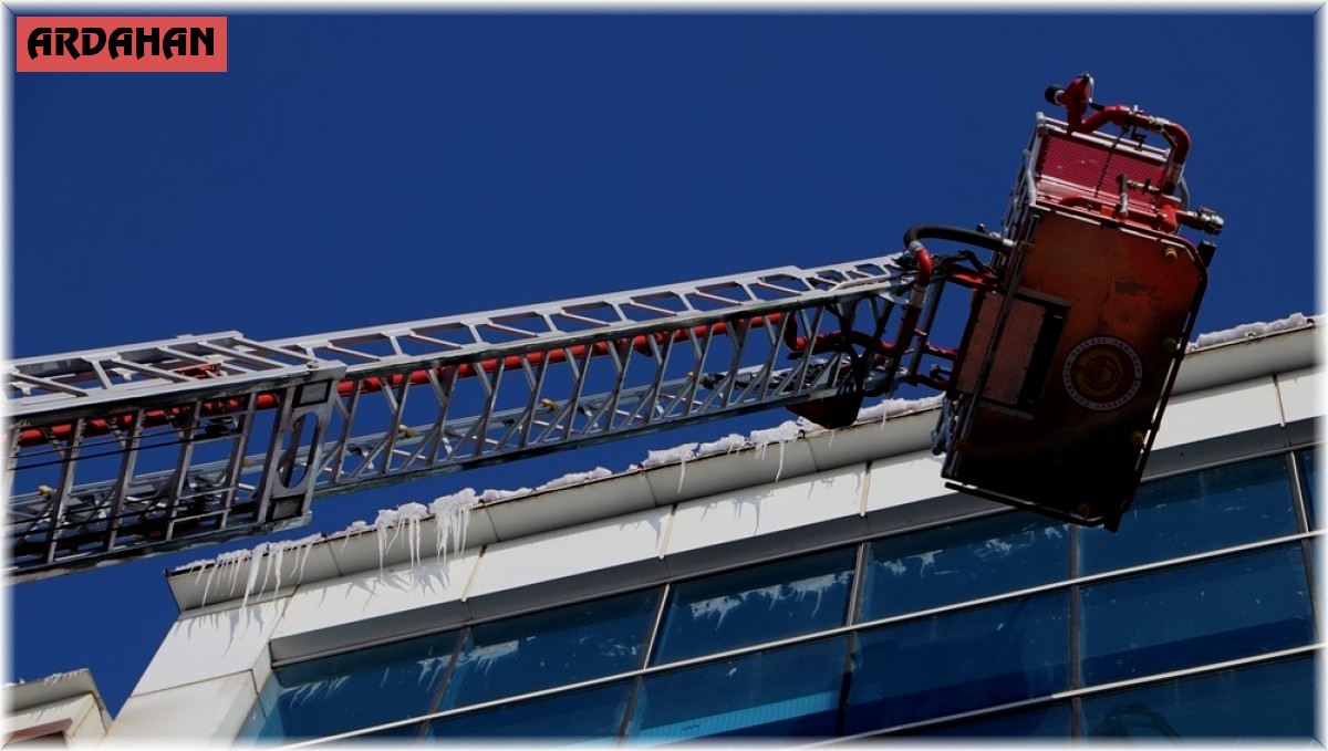 Ardahan'da tehlike arz eden çatılardaki buz kütleleri temizleniyor