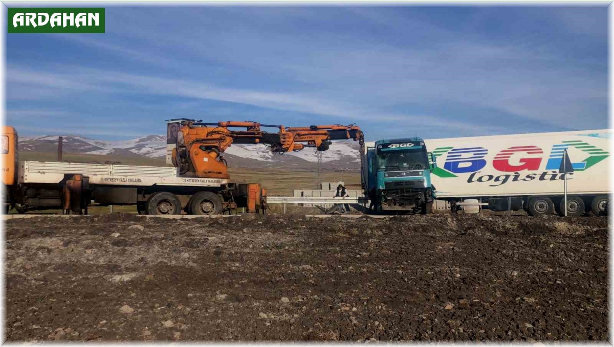 Ardahan'da tır bariyerlere çarptı