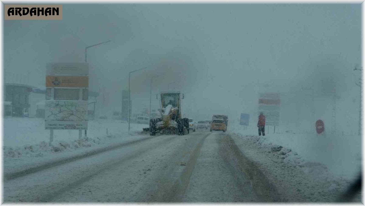 Ardahan'da tır geçişine kar engeli