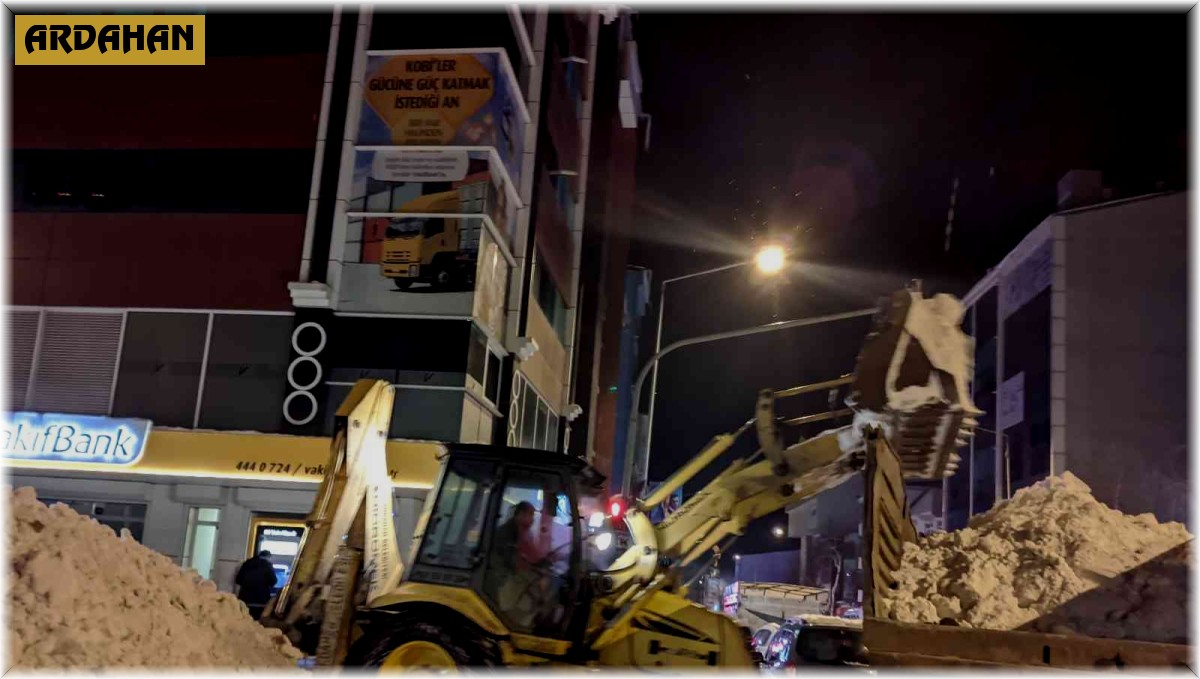 Ardahan'da tonlarca kar kamyonlarla taşındı
