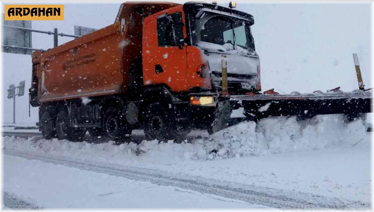 Ardahan'da ulaşıma kar ve tipi engeli