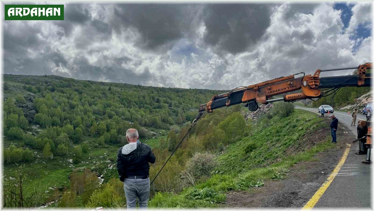 Ardahan'da virajı alamayan tır şarampole yuvarlandı
