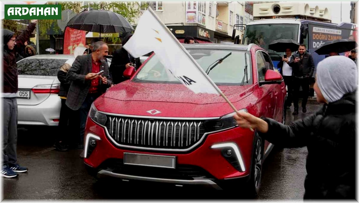 Ardahan'da yağışlı havaya rağmen Togg'a yoğun ilgi