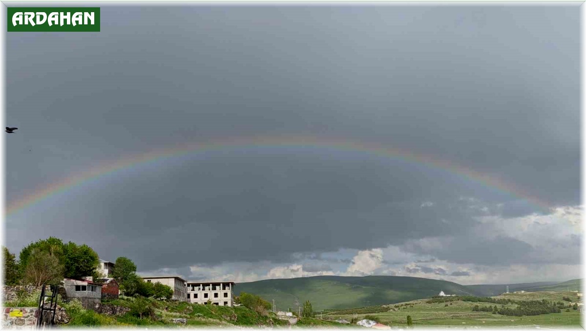 Ardahan'da yağmur sonrası çıkan gökkuşağı mest etti