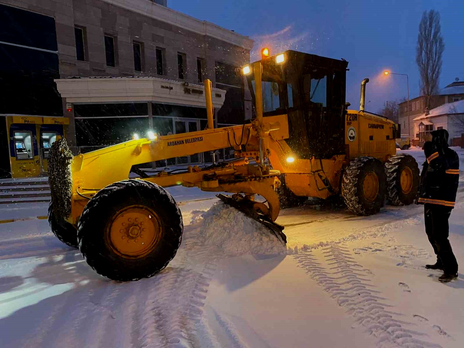 Ardahan'da yoğun kar ve tipiden bazı kara yolları ulaşıma kapatıldı