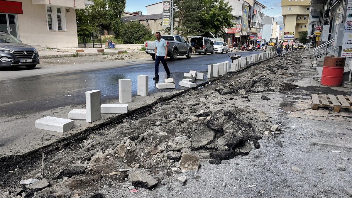 Ardahan'da yol ve kaldırımlar yenileniyor