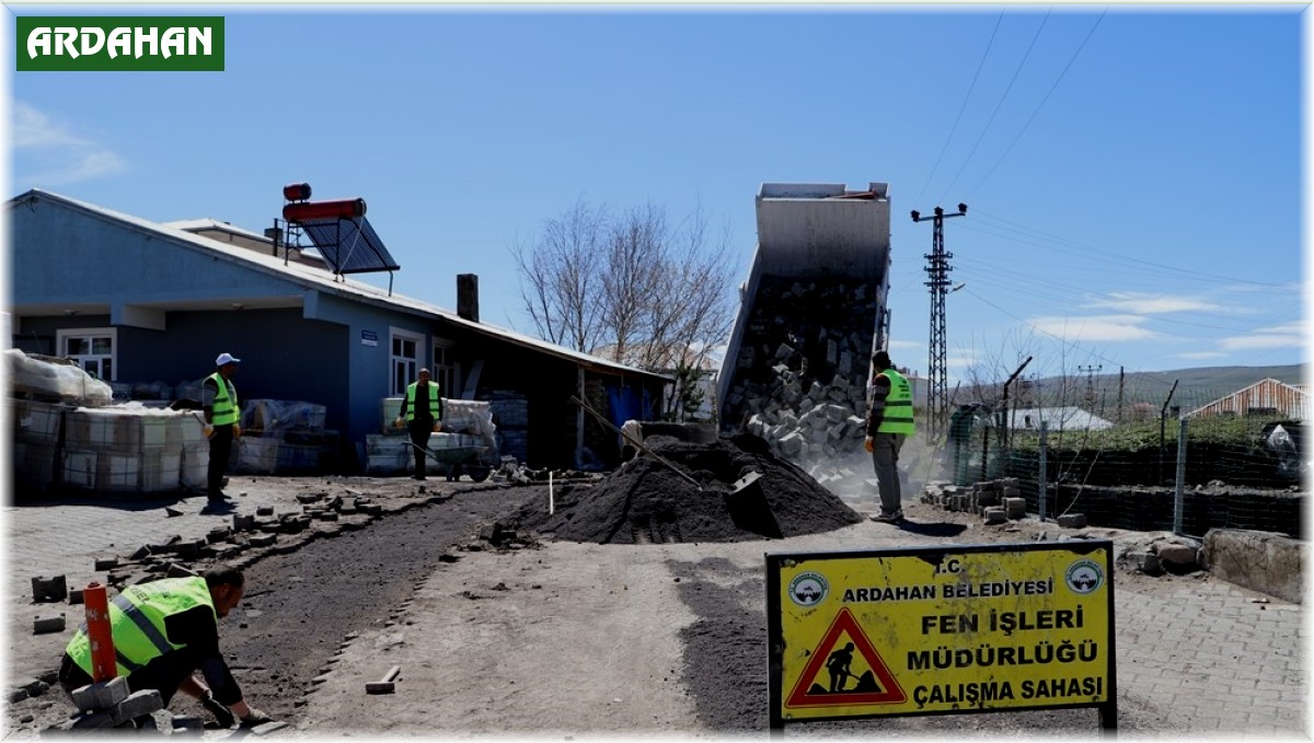 Ardahan'da yol yapım çalışmaları sürüyor