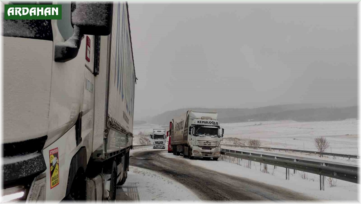 Ardahan'da yollar kapandı, tırlar mahsur kaldı