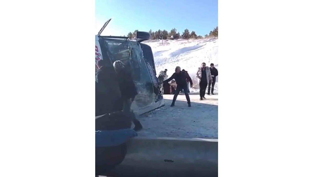 Ardahan'dan gelen yolcu otobüsü Susuz'da devrildi: 17 yaralı