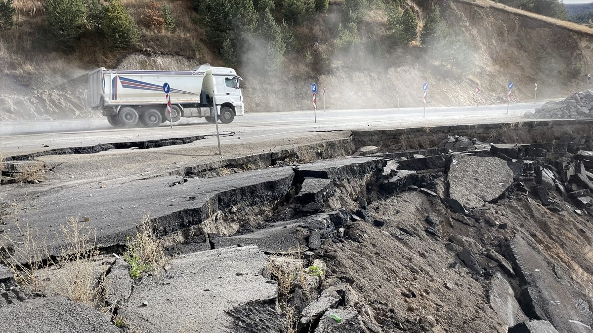 Ardahan-Göle kara yolundaki göçük ulaşımı aksattı