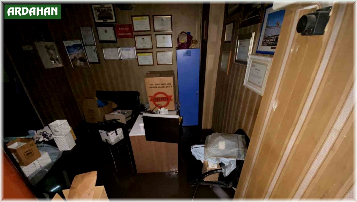 Ardahan'ı sağanak vurdu, iş yerleri su altında kaldı