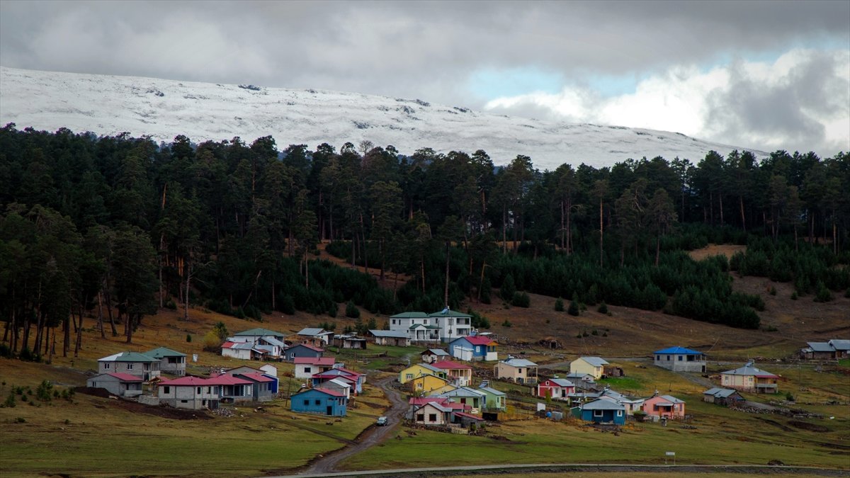 Ardahan'ın karlı tepeleri sonbahar renkleriyle buluştu