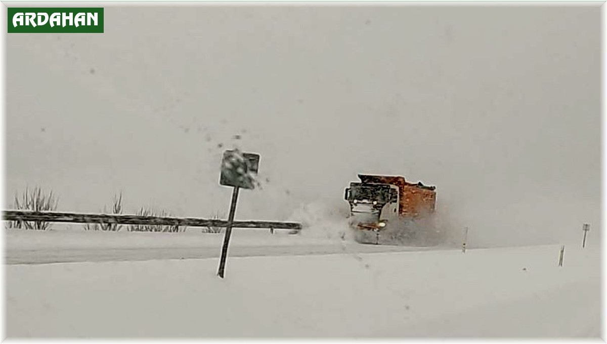 Ardahan'ın yüksek kesimlerinde etkili olan kar yağışı ulaşımı olumsuz etkiledi