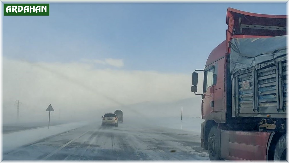Ardahan'ın yüksek kesimlerinde etkili olan tipi ulaşımı aksatıyor
