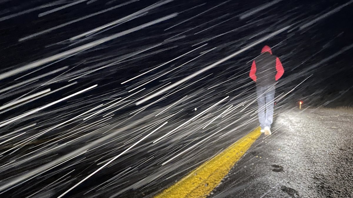 Ardahan'ın yüksek kesimlerinde kar yağışı etkili oluyor