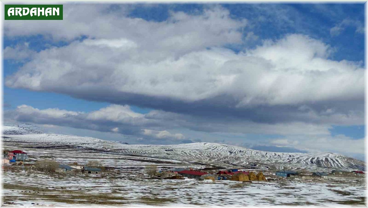Ardahan'ın yüksek kesimlerine kar yağdı
