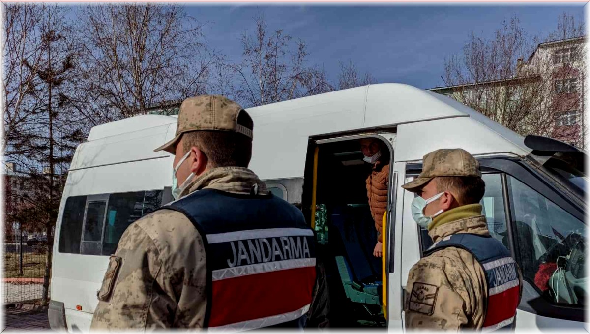 Ardahan-Kars karayolu üzerinde 9 düzensiz göçmen yakalandı
