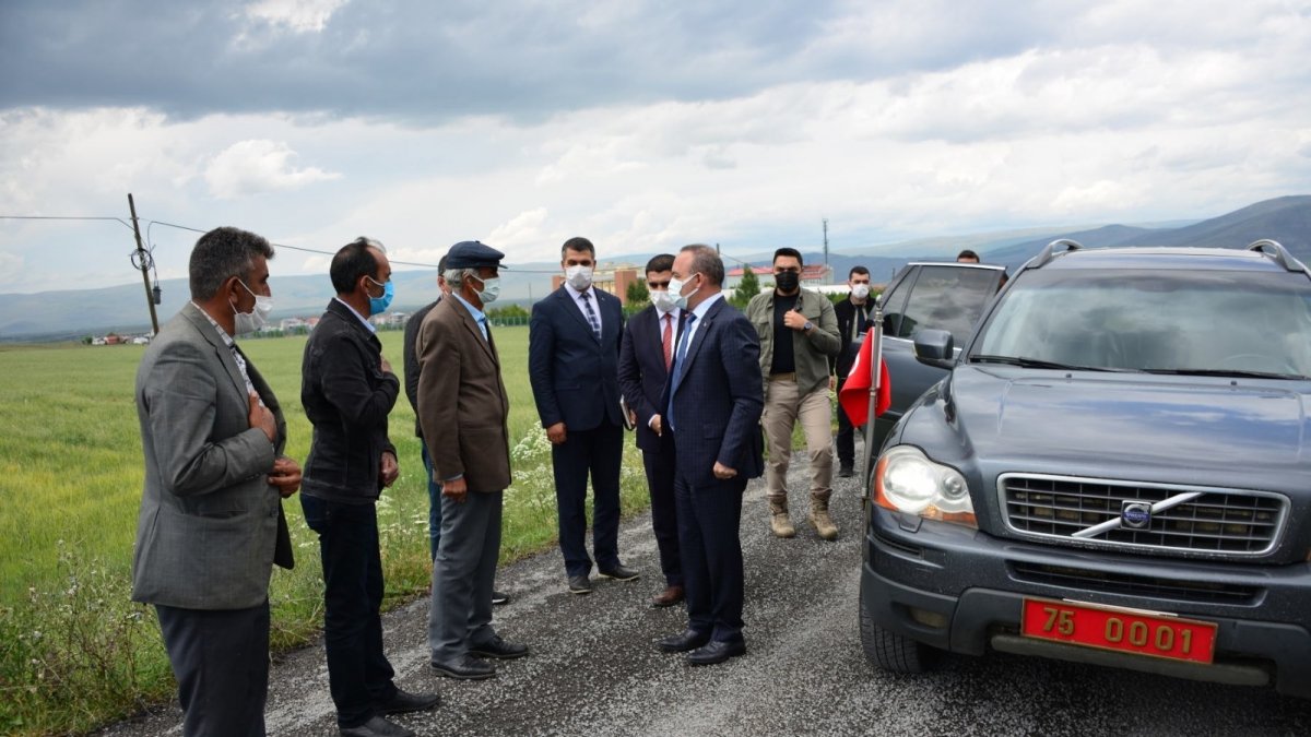 Ardahan köy yollarında sathi kaplama asfalt çalışmaları devam ediyor