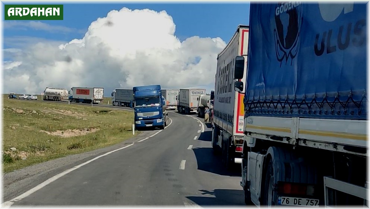 Ardahan-Posof karayolunda TIR devrildi, yol ulaşıma kapandı