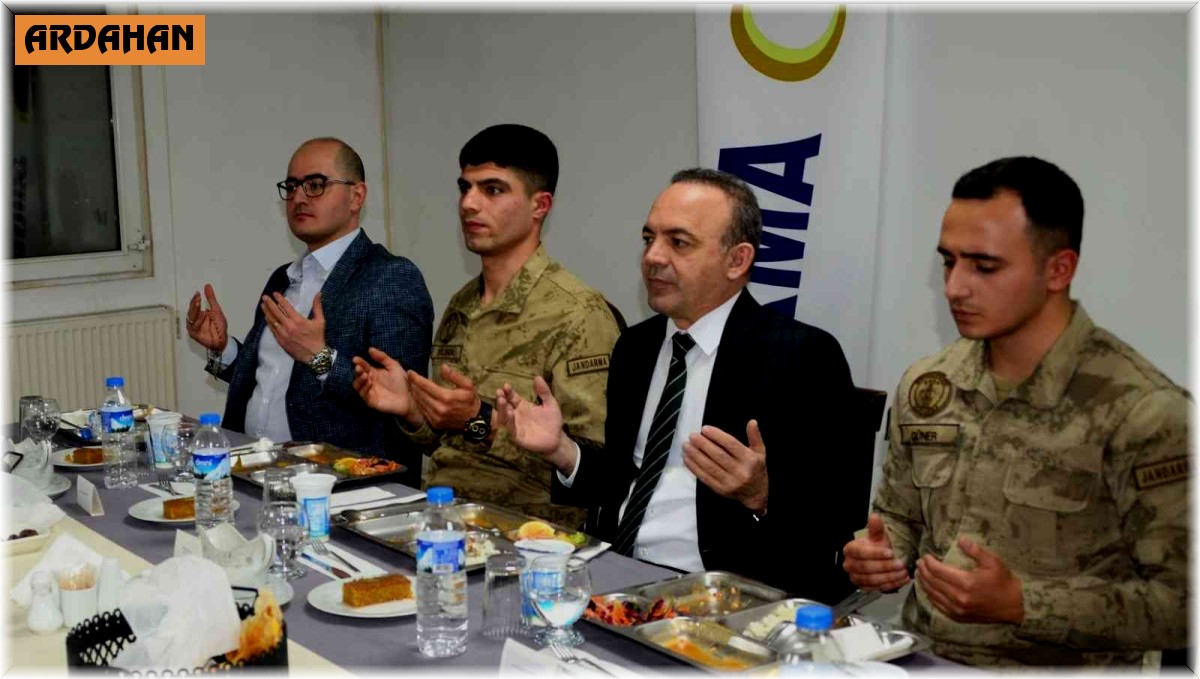Ardahan protokolü, jandarma ve korucularla ile iftarda buluştu