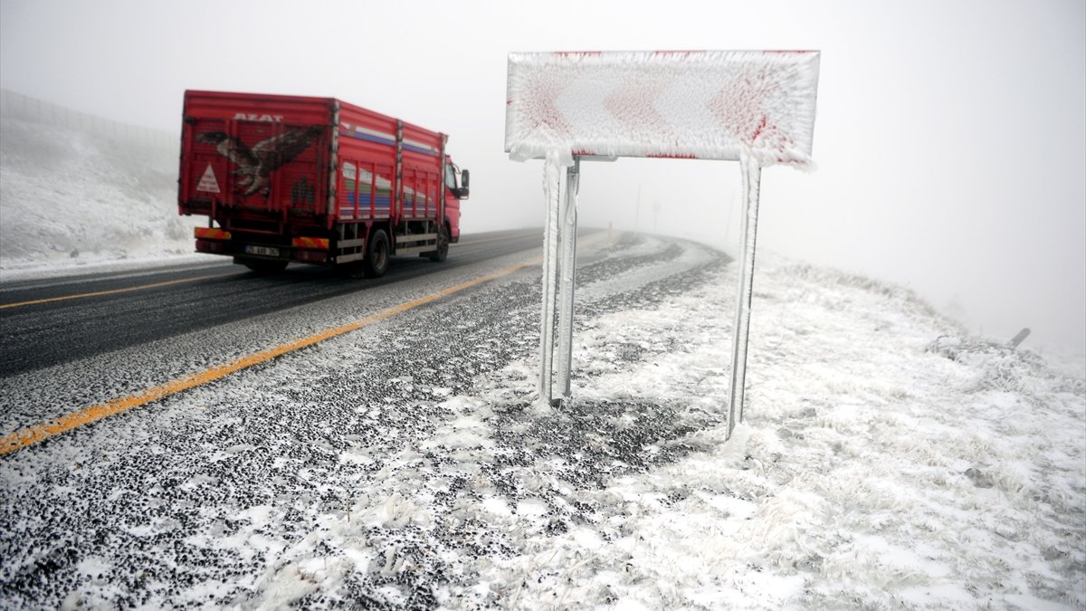 Ardahan-Şavşat kara yolunda kar ve sis ulaşımı aksatıyor