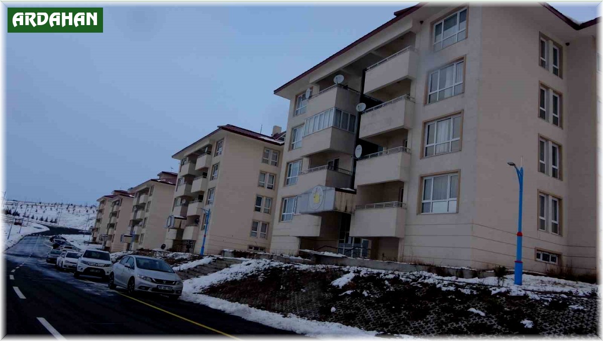 Ardahan Üniversitesinde camdan düşen temizlik işçisi hayatını kaybetti