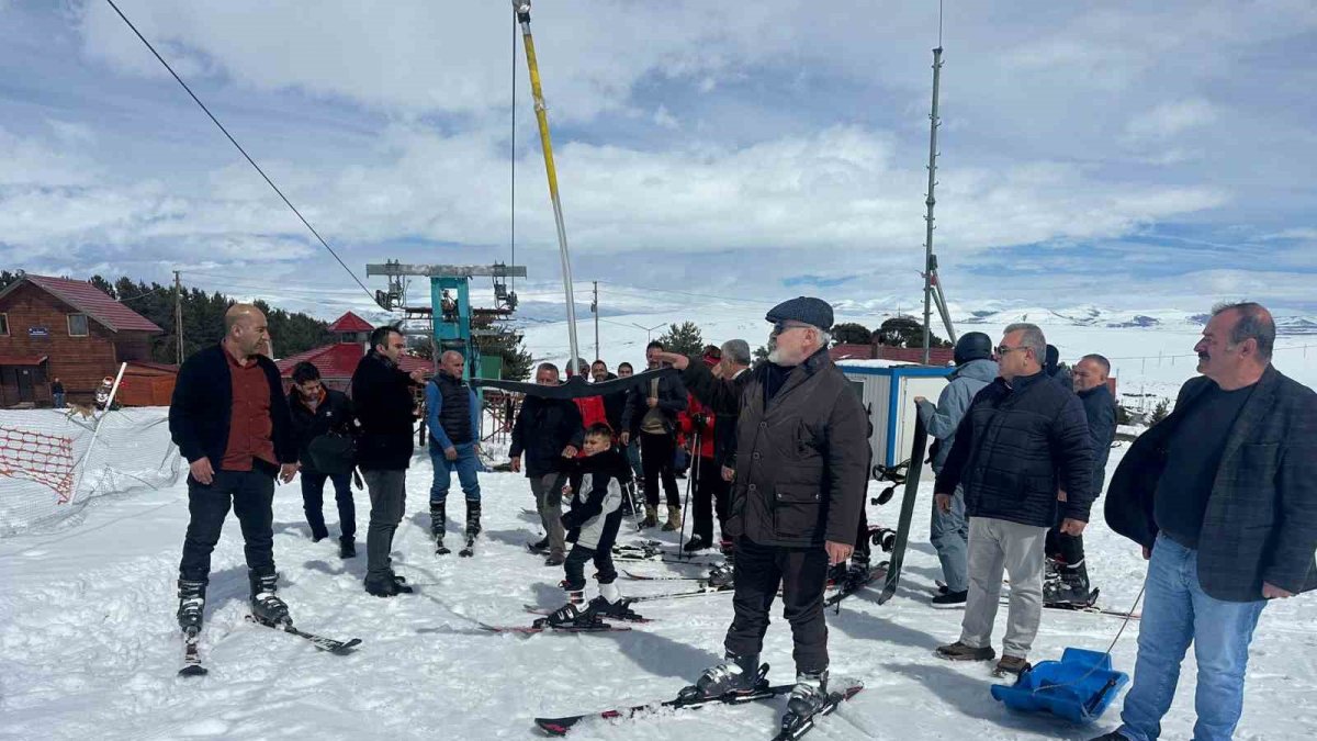 Ardahan Valisi Çiçekli, Yalnızçam’da kayak yaptı