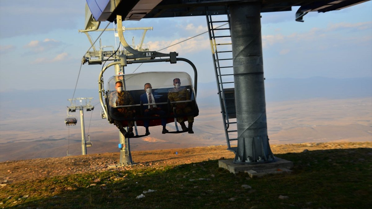 Ardahan Valisi Hüseyin Öner Yalnızçam Kayak Merkezi'ndeki sezon hazırlıklarını inceledi