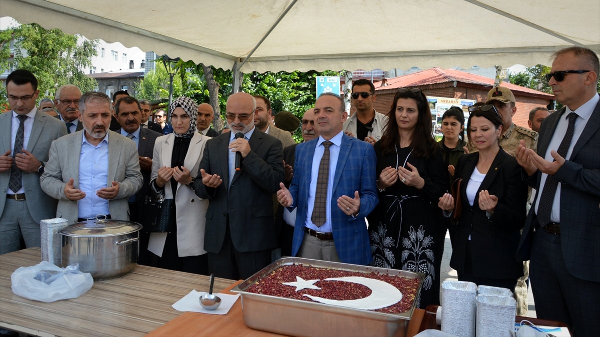 Ardahan Valisi Öner eşi ile vatandaşa aşure dağıttı