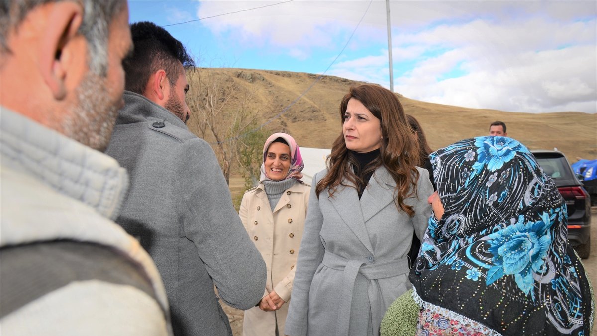 Ardahan Valisi Öner'in eşi Zehra Mine Öner depremzedeleri ziyaret etti