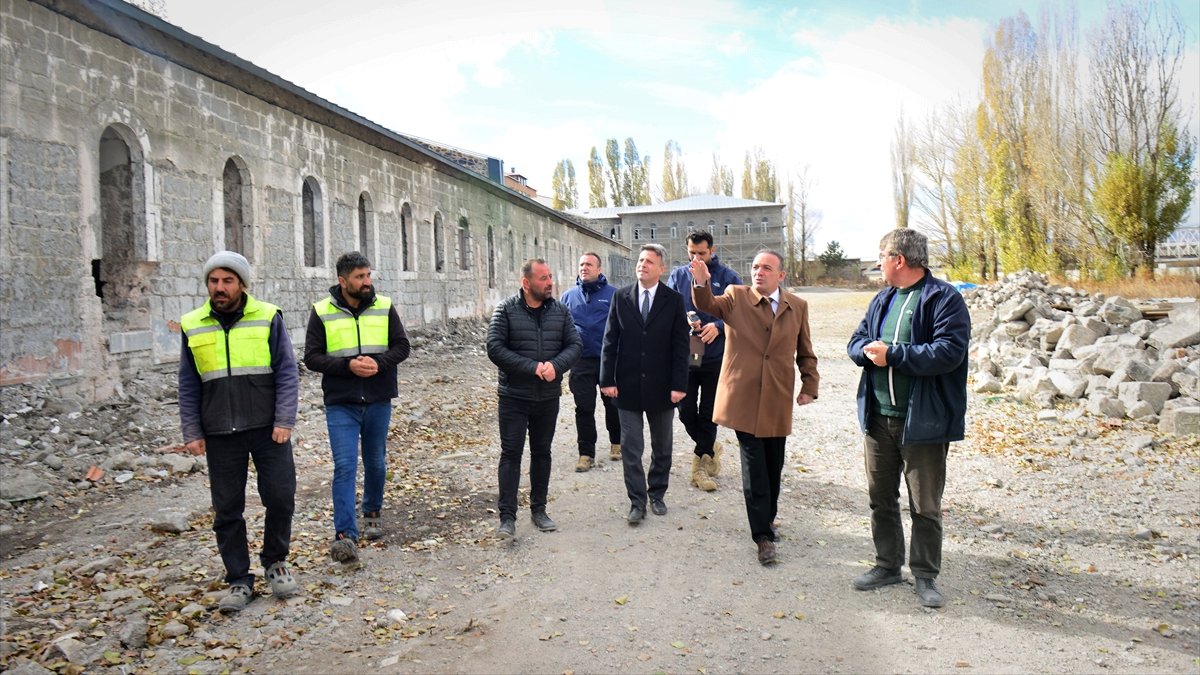 Ardahan Valisi Öner, Millet Bahçesi inşaatında incelemelerde bulundu