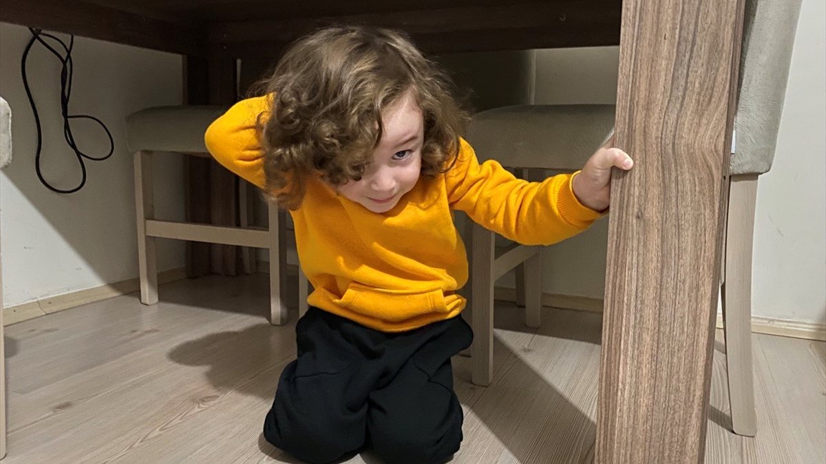 Ardahan ve Erzurum'da vatandaşlar "Deprem Anı Ülke Tatbikatı"nı evinde uyguladı