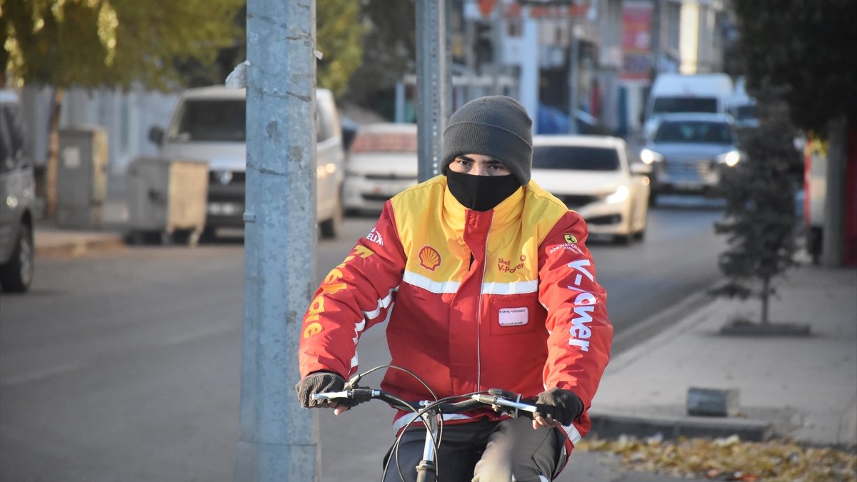 Ardahan ve Kars'ta araç camları buz tuttu, bitkiler kırağıyla kaplandı