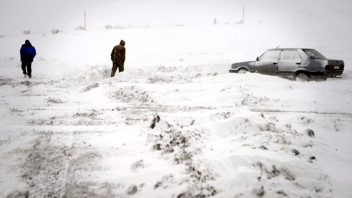 Ardahan ve Kars'ta kar yağışı ve tipi hayatı olumsuz etkiliyor